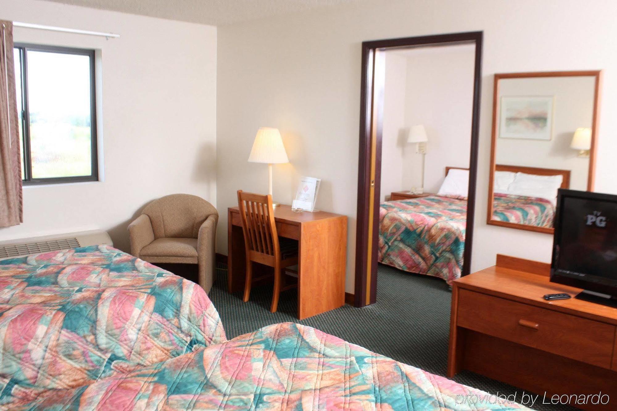 Centerstone Inn & Suites Carlyle ภายนอก รูปภาพ