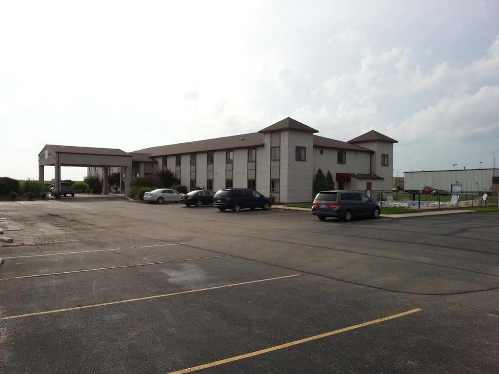 Centerstone Inn & Suites Carlyle ภายนอก รูปภาพ